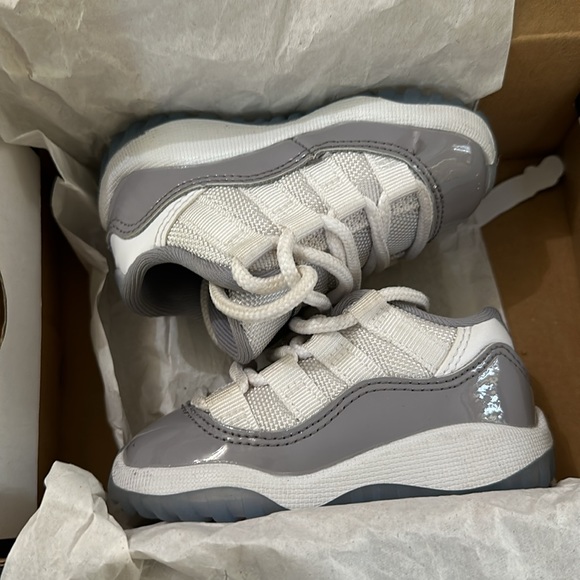 Air Jordan 11 Low Cement Grey - Picture 7 of 7